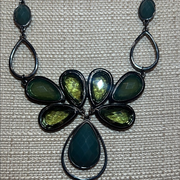 Gun Metal Green and Black Faceted Glass Necklace - Picture 5 of 9